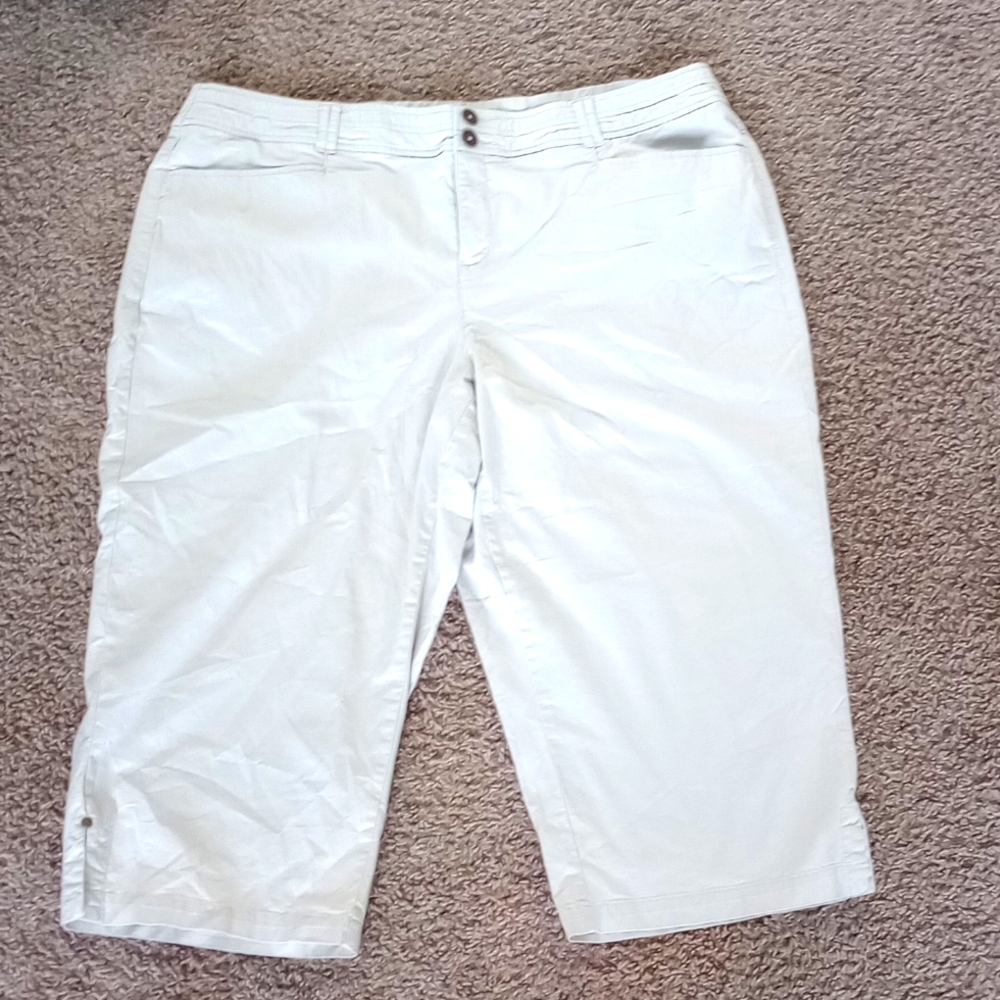 Dressbarn Khaki Capris Size 18